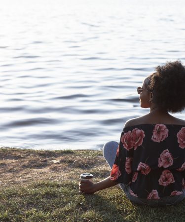 Une jeune dame en train de se reconnecter à elle même