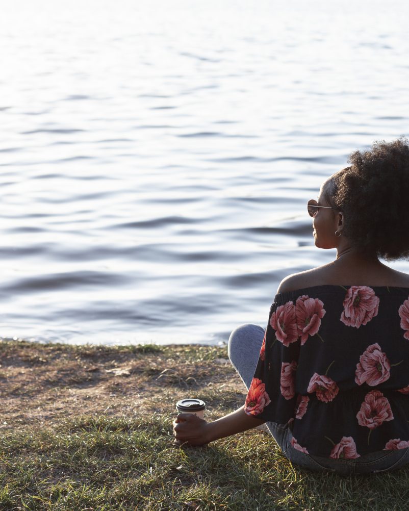 Une jeune dame en train de se reconnecter à elle même