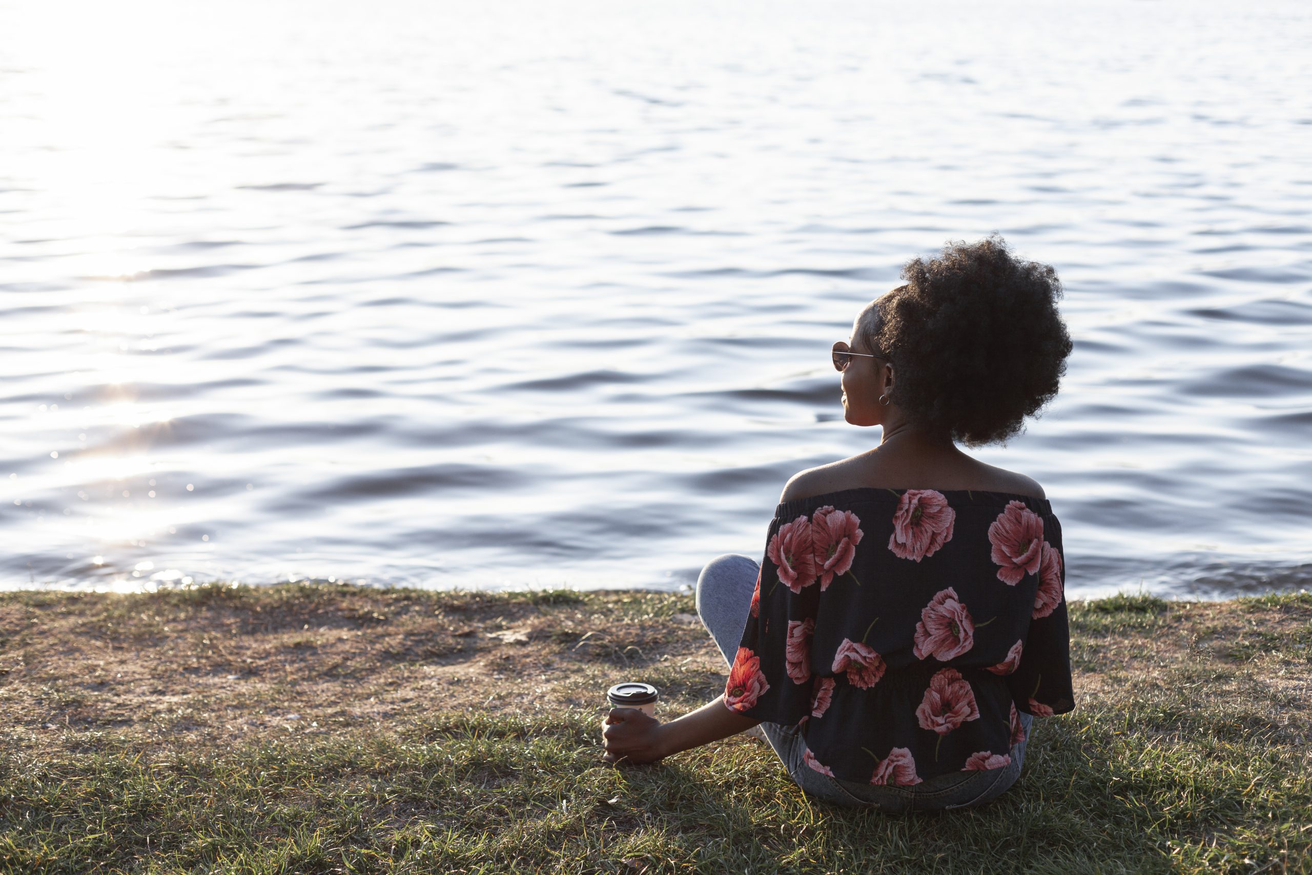 Une jeune dame en train de se reconnecter à elle même