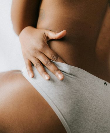 Une femme en petite culotte crédit photo: @Huha-inc sur Unsplash