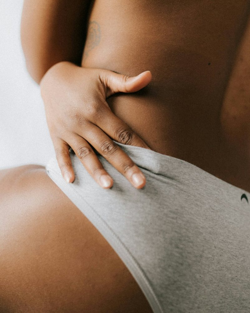 Une femme en petite culotte crédit photo: @Huha-inc sur Unsplash