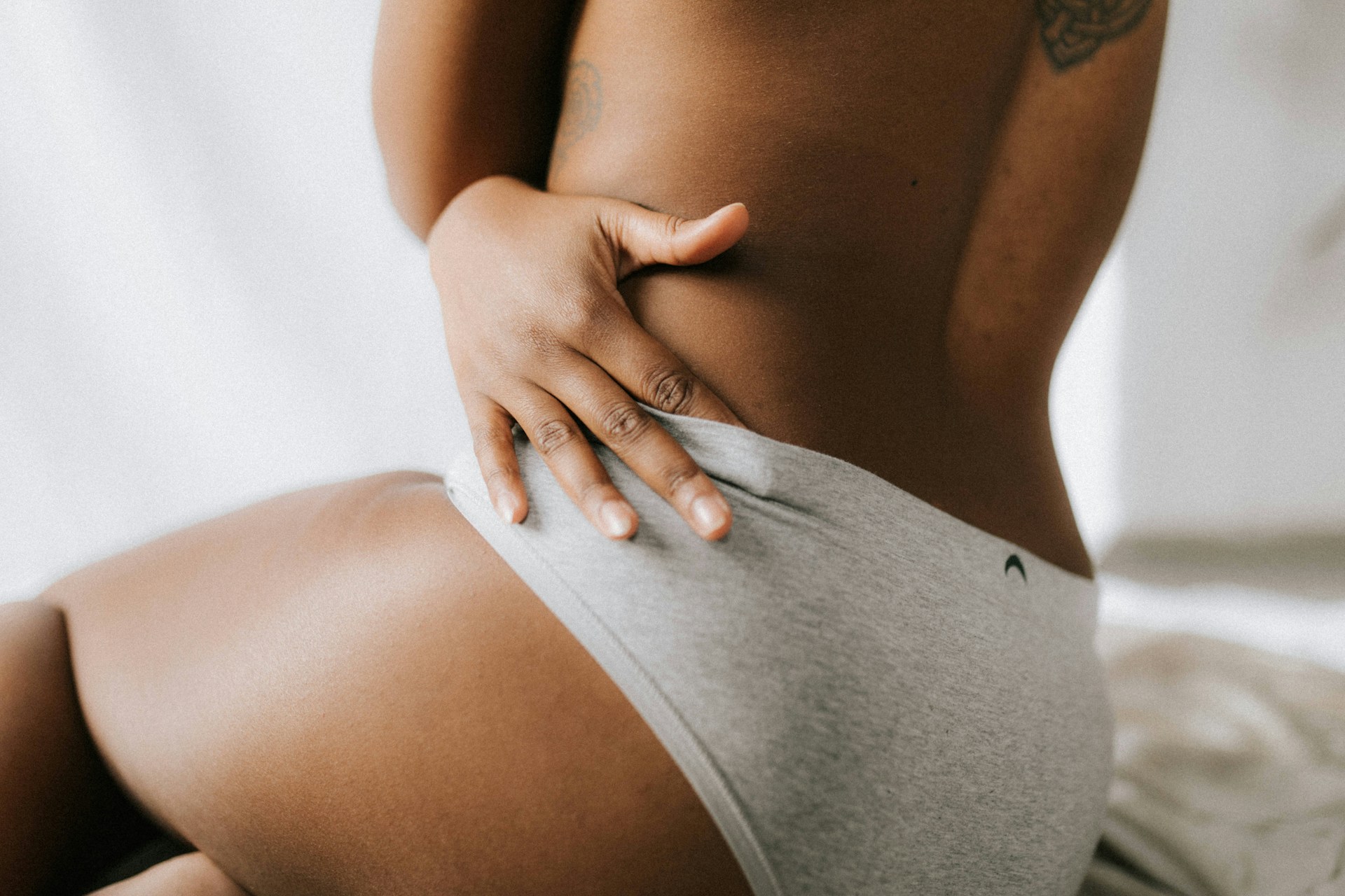 Une femme en petite culotte crédit photo: @Huha-inc sur Unsplash