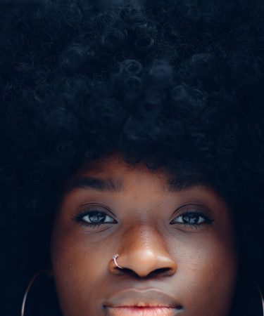 Une jeune dame au regard intense crédit photo: @Ibrahima Toure