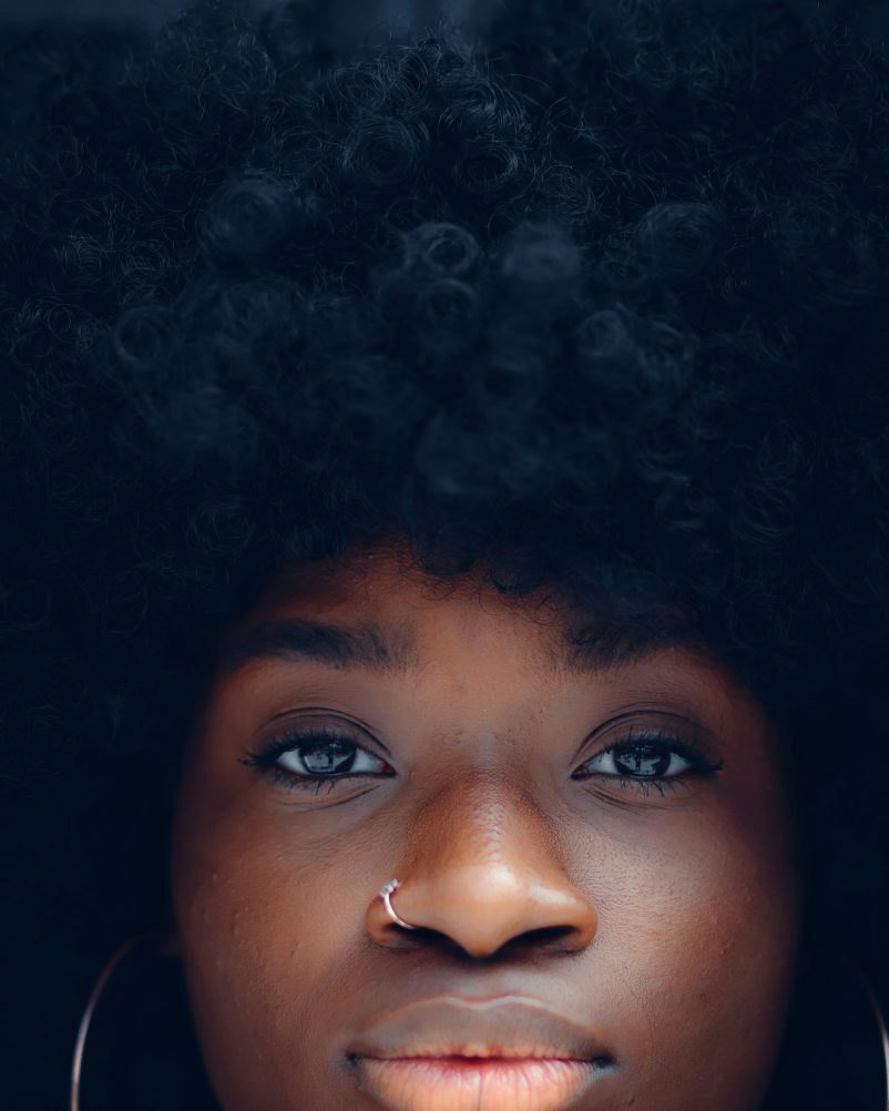 Une jeune dame au regard intense crédit photo: @Ibrahima Toure