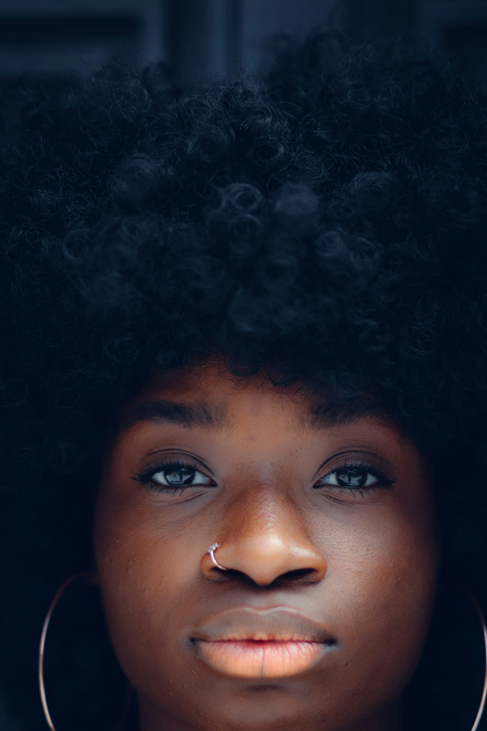 Une jeune dame au regard intense crédit photo: @Ibrahima Toure