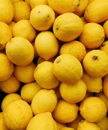 Des citrons mûrs crédit photo: @Thitiphum Koonjantuek sur Unsplash
