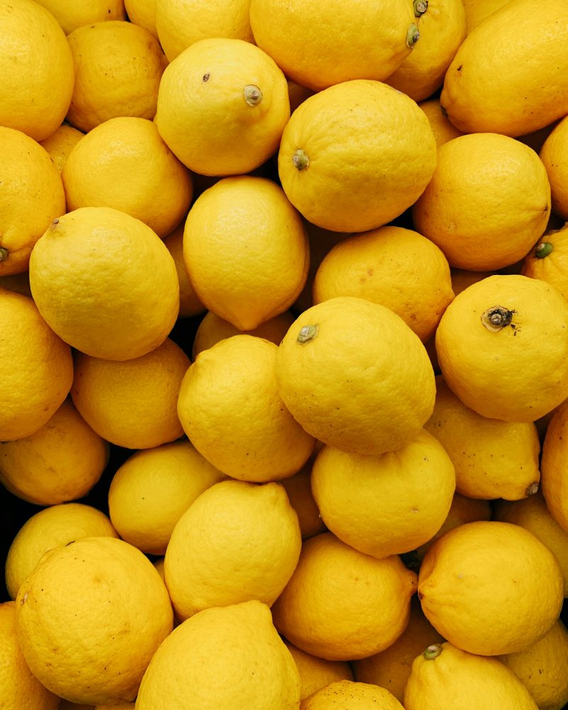 Des citrons mûrs crédit photo: @Thitiphum Koonjantuek sur Unsplash
