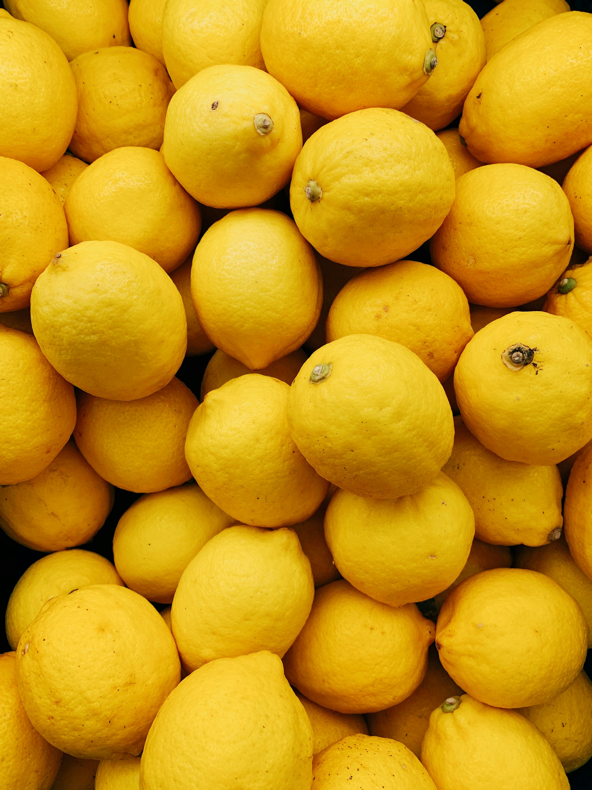Des citrons mûrs crédit photo: @Thitiphum Koonjantuek sur Unsplash