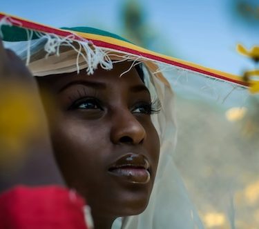 Portrait d'une femme comorienne portant un voile traditionnel