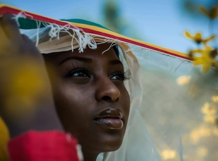 Portrait d'une femme comorienne portant un voile traditionnel
