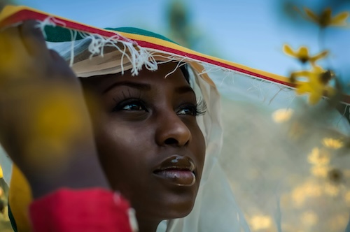 Portrait d'une femme comorienne portant un voile traditionnel
