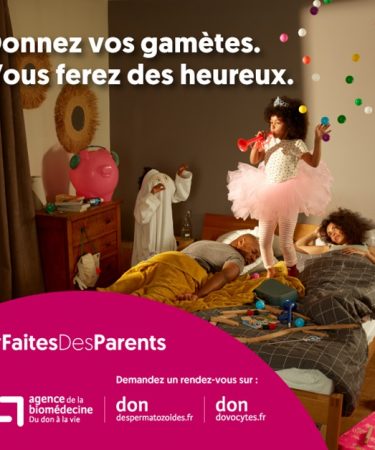 Image d’une chambre familiale avec enfants joyeux, campagne pour le don de gamètes
