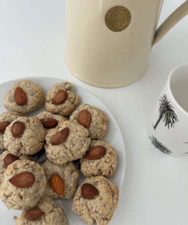 Biscuits aux amandes maison, dorés et croustillants, sur une assiette