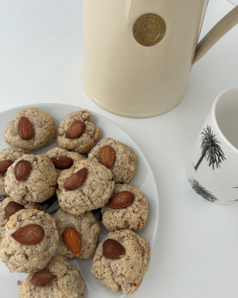 Biscuits aux amandes maison, dorés et croustillants, sur une assiette