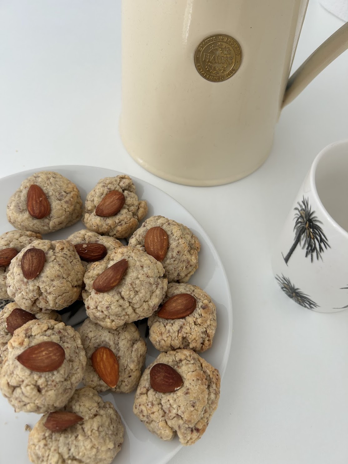 Biscuits aux amandes maison, dorés et croustillants, sur une assiette