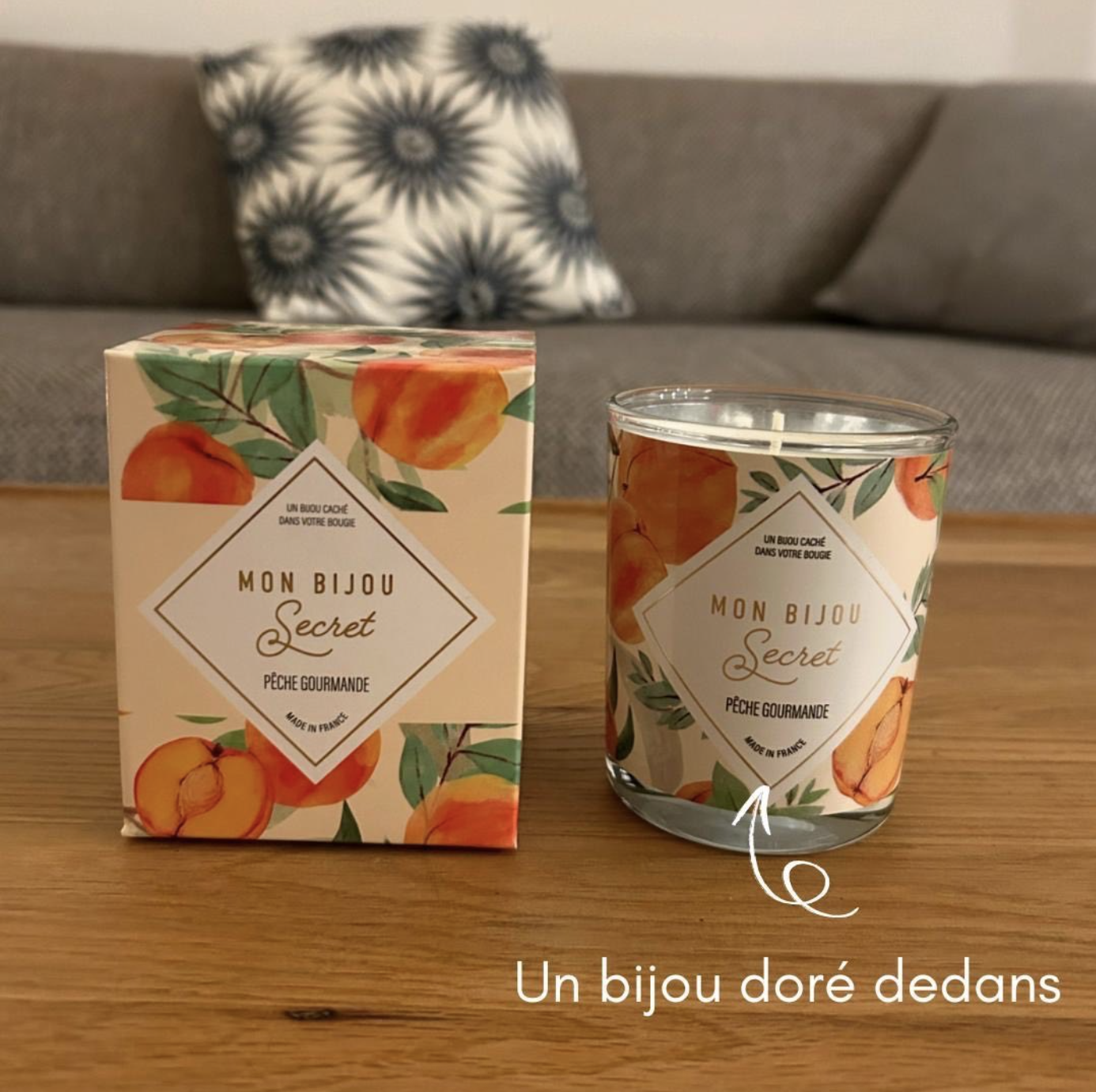 Bougie parfumée artisanale contenant un bijou surprise à l’intérieur, posée sur une table