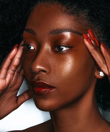 Lèvres pulpeuses maquillées avec gloss, rouge à lèvres et liner