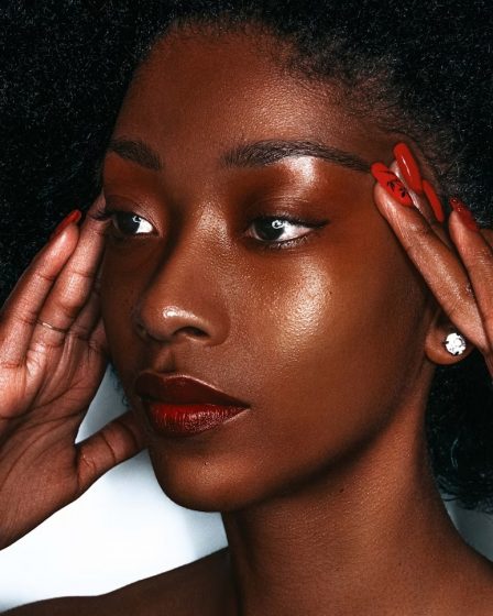 Lèvres pulpeuses maquillées avec gloss, rouge à lèvres et liner