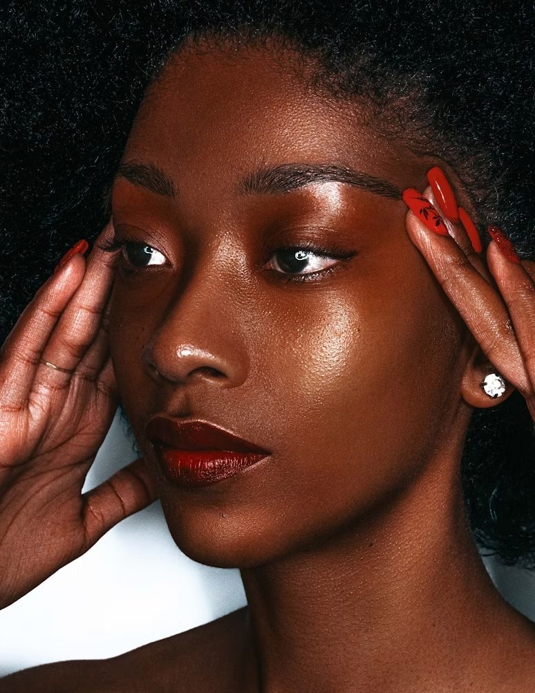 Lèvres pulpeuses maquillées avec gloss, rouge à lèvres et liner