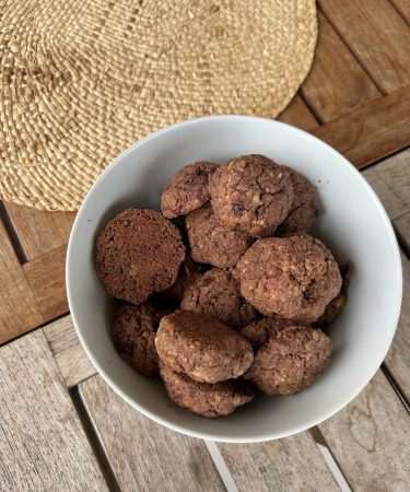 Mini cookies maison au chocolat, dorés et gourmands, posés sur une plaque de cuisson