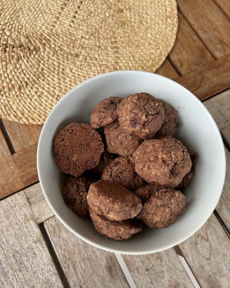 Mini cookies maison au chocolat, dorés et gourmands, posés sur une plaque de cuisson
