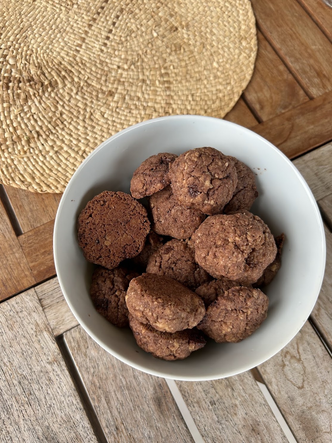 Mini cookies maison au chocolat, dorés et gourmands, posés sur une plaque de cuisson