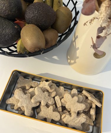 Sablés maison aux épices découpés en formes, dorés au four et posés sur une plaque