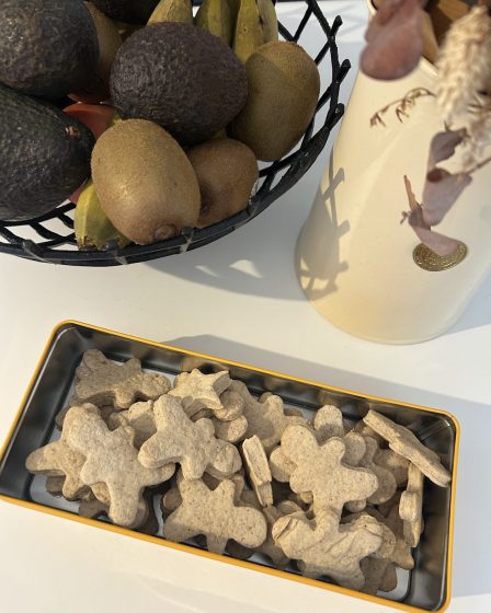Sablés maison aux épices découpés en formes, dorés au four et posés sur une plaque