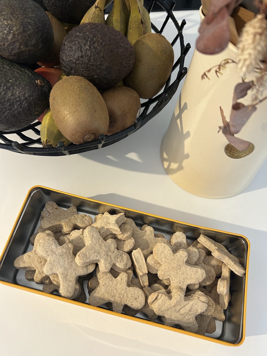 Sablés maison aux épices découpés en formes, dorés au four et posés sur une plaque