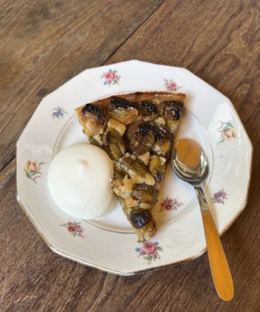 Tarte aux reines-claudes dorée, accompagnée d’une chantilly à la burrata maison