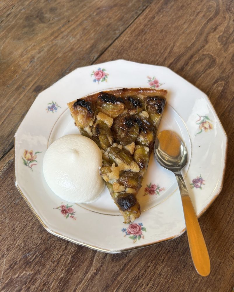 Tarte aux reines-claudes dorée, accompagnée d’une chantilly à la burrata maison