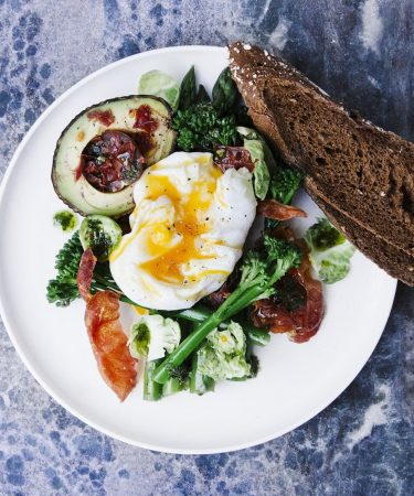 Petit déjeuner protéiné avec œufs, avocat et fruits tropicaux