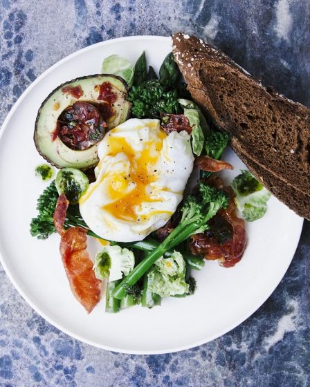 Petit déjeuner protéiné avec œufs, avocat et fruits tropicaux