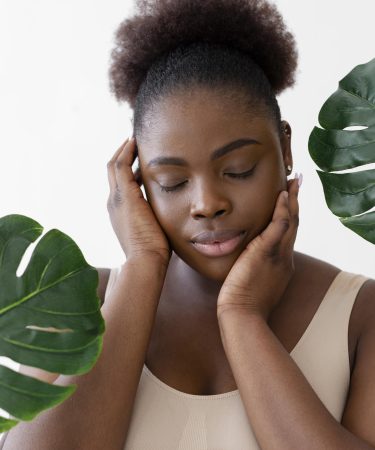 Femme africaine appliquant un soin naturel pour atténuer les cicatrices sur la peau