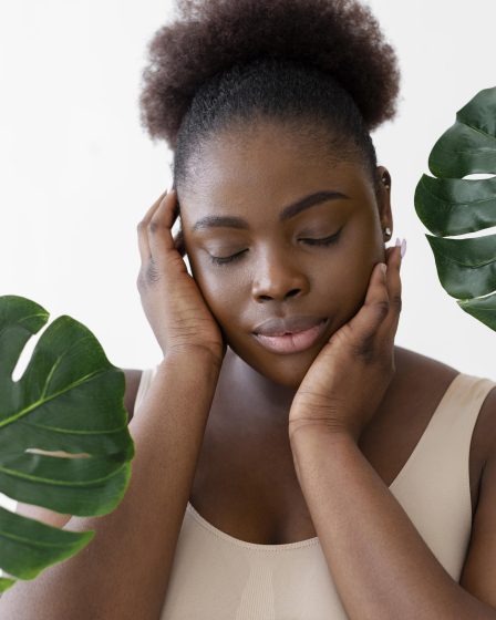 Femme africaine appliquant un soin naturel pour atténuer les cicatrices sur la peau