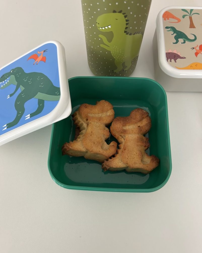 Gâteaux au citron en forme de dinosaures moelleux faits maison