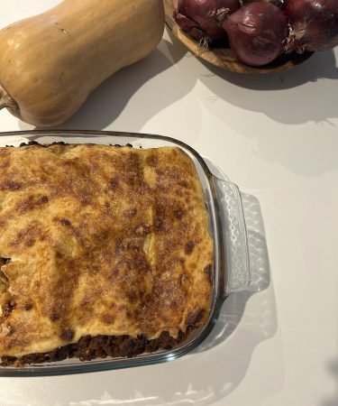 Lasagnes maison gratinées avec viande hachée et béchamel dorée