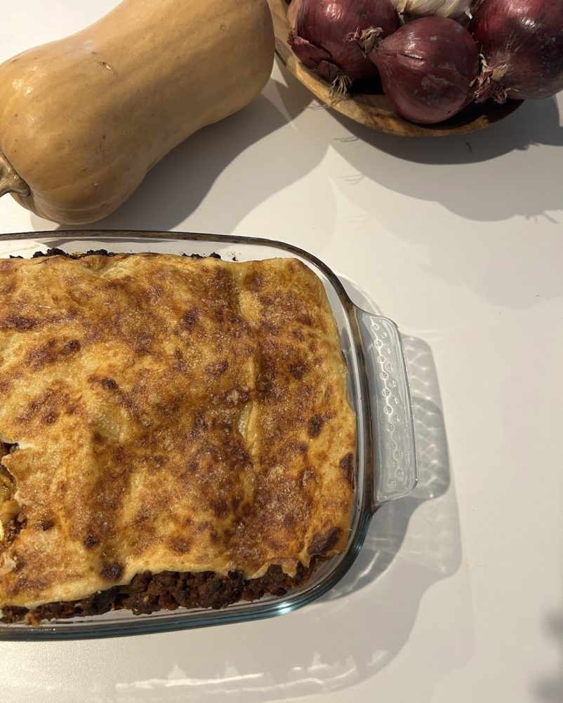 Lasagnes maison gratinées avec viande hachée et béchamel dorée